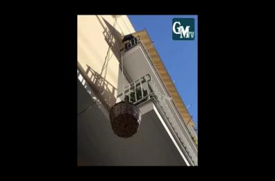 Nonno e nipote al tempo del Coronavirus: a Bari la spesa si passa con cesto e carrucola