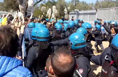 San Foca, scontri polizia e manifestanti