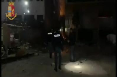 Foggia, fiamme in hotel abbandonato: clochard salvato dalla Polizia, era svenuto
