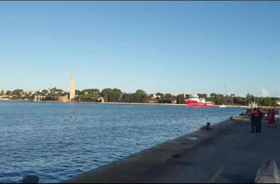 Brindisi, arrivata in porto nave Life Support di Emergency con 118 migranti