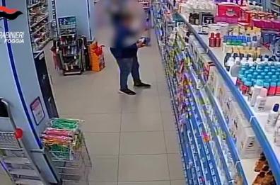 Manfredonia, ladri nel negozio di saponi: arrestati dopo l'sos della commessa IL VIDEO