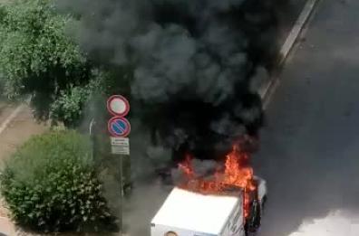 Bari, furgoncino a fuoco in piazzale Lorusso: incendio domato dai vvf