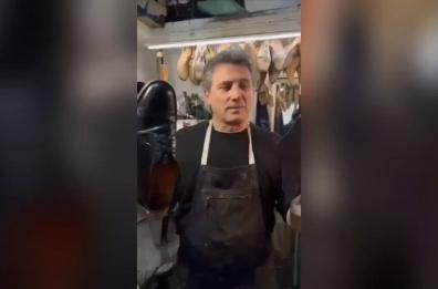 Bari, il simpatico «pit-stop» del sindaco Leccese in bottega: il video del calzolaio Celeste Capurso