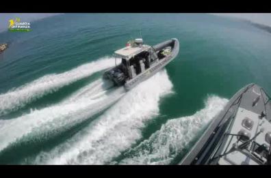 Surfista spinto al largo a Vieste, uomo aggrappato a pattino semisommerso nel Brindisino: due salvataggi della GdF