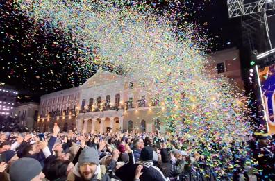 Bari, esplode la festa con Gigi D'Alessio, Raf e Baby K: in 5mila in piazza per il Capodanno in diretta tv VIDEO. &Egrave; il pi&ugrave; visto di sempre