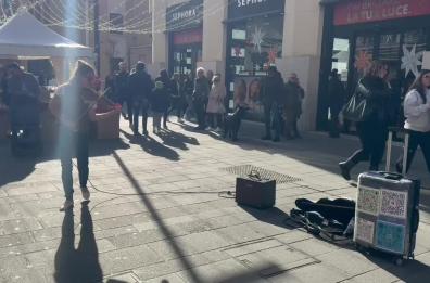 Bari, la violinista rumena  incanta i passanti in via Sparano