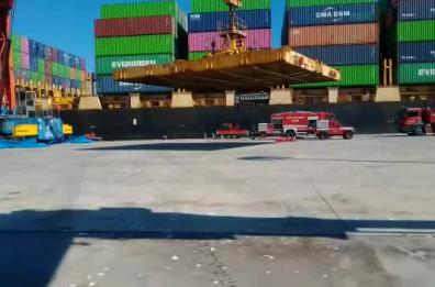 Brindisi, la Cerus nel porto: aperta la stiva da dove è nato l'incendio