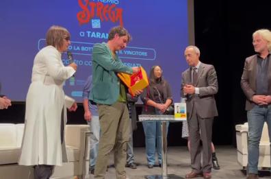 Premio Strega, il vincitore Desiati stappa la bottiglia in Puglia