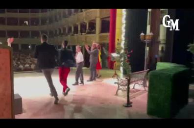 Lecce, studenti in estasi a teatro cantano sulle note del musical dedicato a Tito Schipa