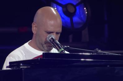 Giuliano Sangiorgi al Jova Party: musica e risate con Jovanotti, Checco Zalone e Morandi