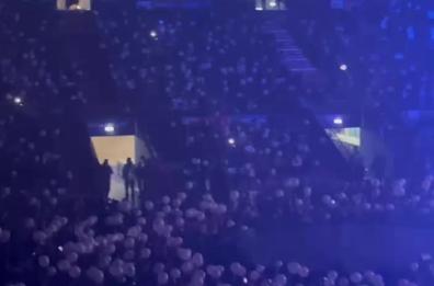 Palloncini bianchi e una coreografia per tutte le donne del mondo: il regalo dei fan per la prima tappa a Bari dei Negramaro