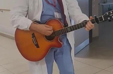 Covid 19, così il medico reggiano canta «Fai rumore» in corsia: l'inno del tarantino Diodato