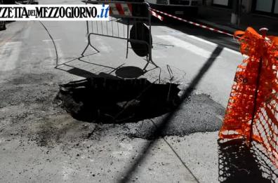 Bari, la voragine sulla strada dopo la rottura di tubazione Aqp