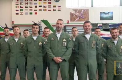 Bari, il video saluto dei piloti delle Frecce: «Occhi al cielo, vi aspettiamo»
