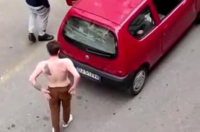 Taranto, esagitato a torso nudo aggredisce 5 vigili urbani, Meloni: «È follia»