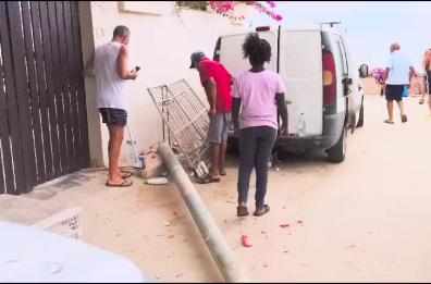 Torre Lapillo, palo della luce cade improvvisamente tra la folla: nessun ferito