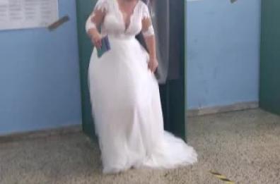 A Policoro la fresca sposa va al voto con il suo abito bianco