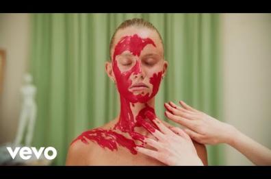 «Mentre nessuno guarda»: il rapper pugliese Mecna svela in uno shortfilm la data d'uscita del nuovo disco