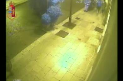 Taranto, prende a testate un ragazzo per strada: arrestato