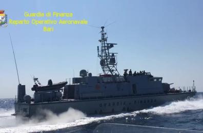 L'inseguimento in mare dello scafista con una tonnellata di droga al largo delle coste salentine