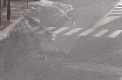 Nubifragio a San Nicandro Garganico: allagati campi e strade. Il sindaco: «Restate a casa»