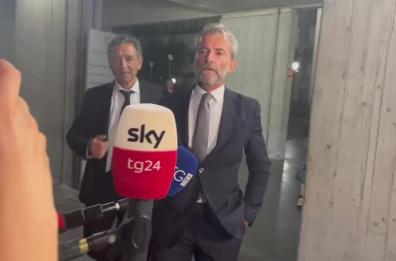 Caso Haggis, la 28enne conferma le accuse e lascerà l'Italia. La difesa del regista ha chiesto la revoca dell'arresto: «Nessuna violenza»