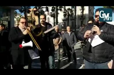 Bari, in mille in piazza per il flash mob del #GazzettaDay: la diretta