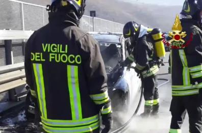 L'auto prende fuoco mentre è alla guida: conducente si salva sul raccordo Potenza-Sicignano
