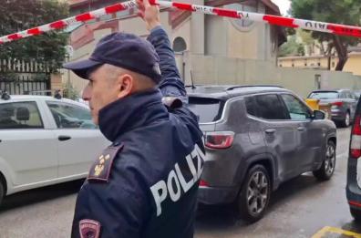 Bari, via alla perizia sulla culla termica: caos fuori dalla chiesa, strada transennata e chiusa ai passanti