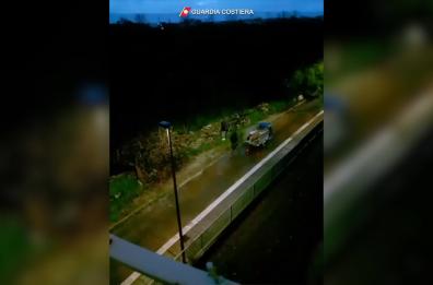 Monopoli, immortalato mentre getta i rifiuti nel canale: bloccato e multato