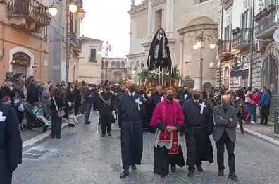 Foggia, emozioni in piazza: l'Addolorata incontra il Cristo morto