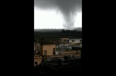 Tromba d'aria nel Salento, ecco l'enorme tornado che si avvicina 