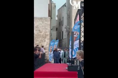 Battiti Live a Molfetta: inizia la sfilata di cantanti, ecco i Blue