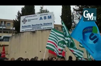 Matera, protesta lavoratori all'azienda sanitaria locale: «Giù le mani dai nostri soldi»