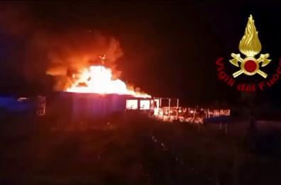 Torre Squillace, in fiamme il lido Acqua Azzurra Beach & Club, sospetta natura dolosa/VIDEO