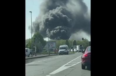 Parma, incendio in via Emilio Lepido: alta colonna di fumo