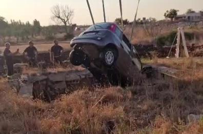 Paura sulla Provinciale 63: Panda finisce in una cisterna, illesi i quattro a bordo