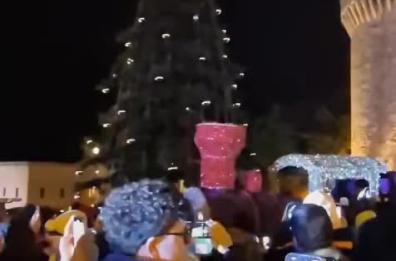 Natale 2024, atmosfera da favola a Conversano: acceso il grande albero in Piazza Castello 