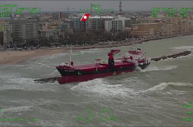 Efe Murat arenata a Bari: il video dall'alto con l'elicottero della Guardia Costiera