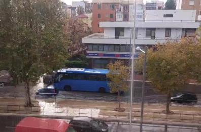 Bari, violento acquazzone allaga la città e i suoi sottopassi: traffico rallentato e disagi VIDEO