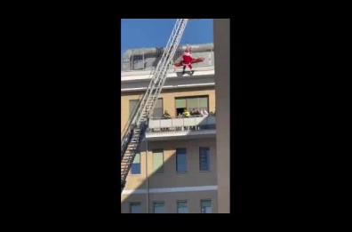 Babbo Natale «acrobata» porta i doni ai piccoli pazienti ricoverati a Tricase