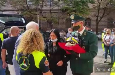 Foggia, il saluto a Ciro il volontario travolto sull'autostrada: a lui un casco da pompiere