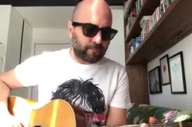 «Restiamo a casa»: Giuliano Sangiorgi e l'appello in musica contro il Coronavirus