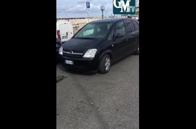 Bari, l'assembramento è un optional: a Nderr a la Lanz si gioca a carte nel furgone