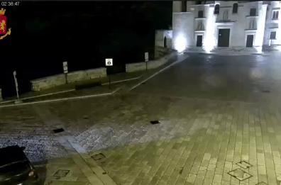 Matera, sposa in viaggio di nozze rischia di cadere in un burrone: salvata dalla polizia