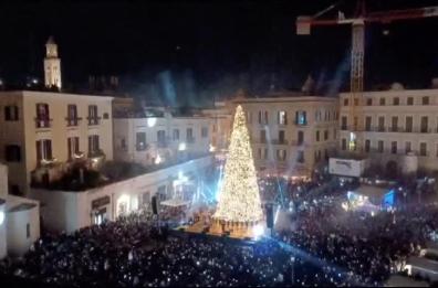 Bari, si accende il mega albero di Piazza del Ferrarese: rivedi la diretta