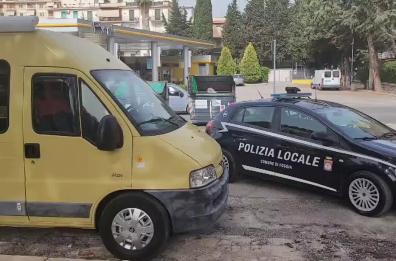 Foggia, controlli antidegrado della polizia locale: daspo urbano di 48 ore per una donna sorpresa a bivaccare 
