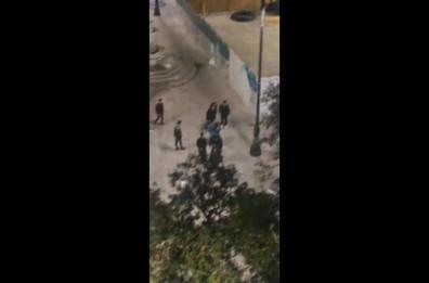 Bari, calci e pugni fra due giovani in piazza Risorgimento: il video Bari, calci e pugni fra due giovani in piazza Risorgimento: il video