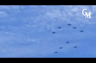 Bari, le Frecce Tricolori provano l'esibizione per San Nicola in volo nei cieli della città