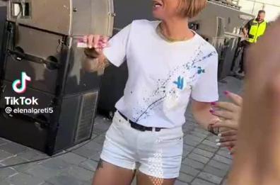 Alessandra Amoroso nega autografo a una fan: «Se lo faccio a te, gli altri ci restano male». Ma sui social è polemica